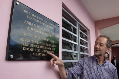 Geert geeft uitleg over de sponsors van de Ankasina school.