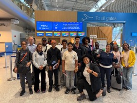 Alle deelnemers op de foto op Eindhoven Airport.
