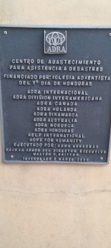 Bord in Honduras met ADRA Nederland erop.