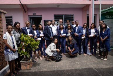 Groepsfoto van alle betrokkenen.